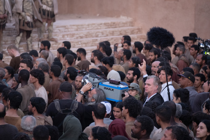 Christopher Nolan mit dem Kameramann Hoyte van Hoytema im Getümmel. (Bild: Universal Pictures)